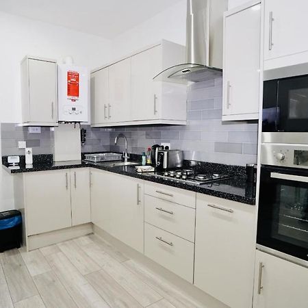 E2M Stays Lovely Apt Close To Ilford Station With Free Parking Eksteriør billede