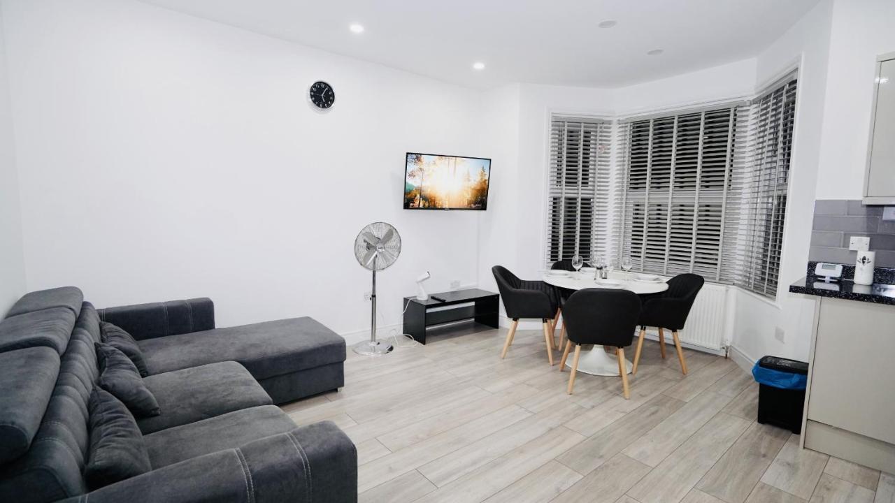 E2M Stays Lovely Apt Close To Ilford Station With Free Parking Eksteriør billede